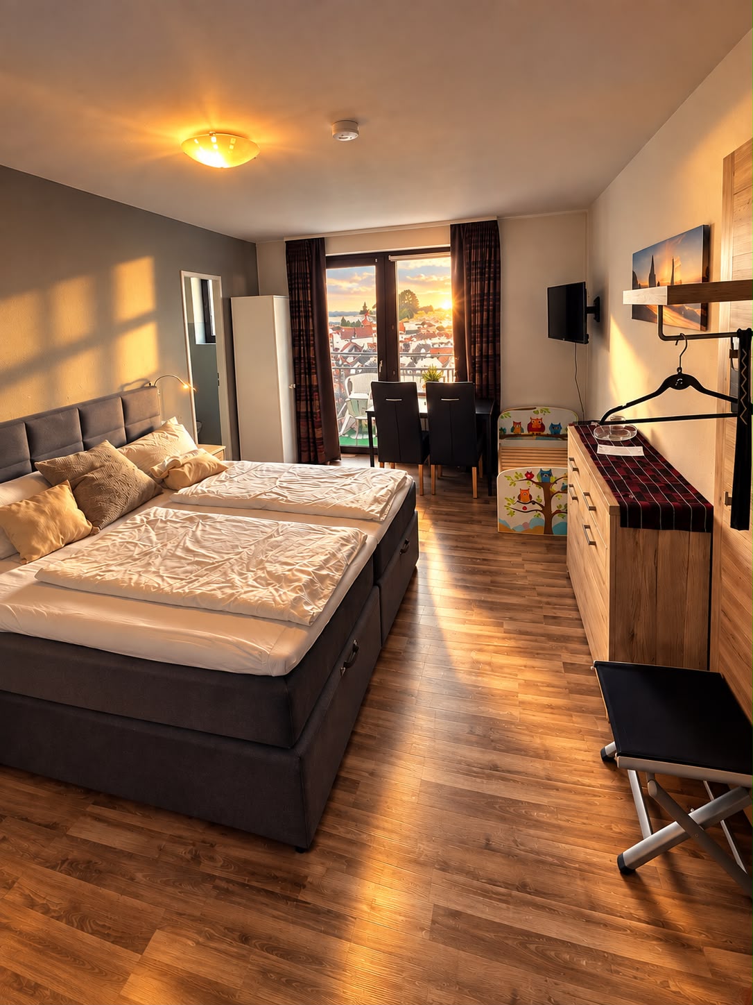 Doppelzimmer im Digital Hotel mit Balkonblick